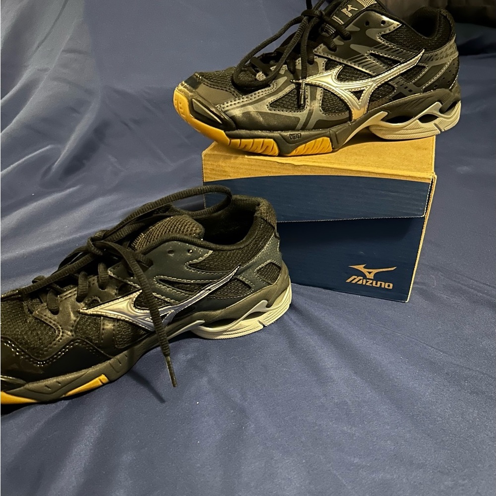 Mizuno Women’s Volleyball Black and Silver Sneakers | Size 8